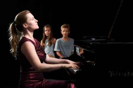 Die Pianistin Luisa Imorde im Portraet fuer ein Benefiz Konzert bei Hostalek Klaviere in Salzburg