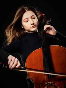 die Cellistin Irina Schukoff aus Salzburg im Fotostudio