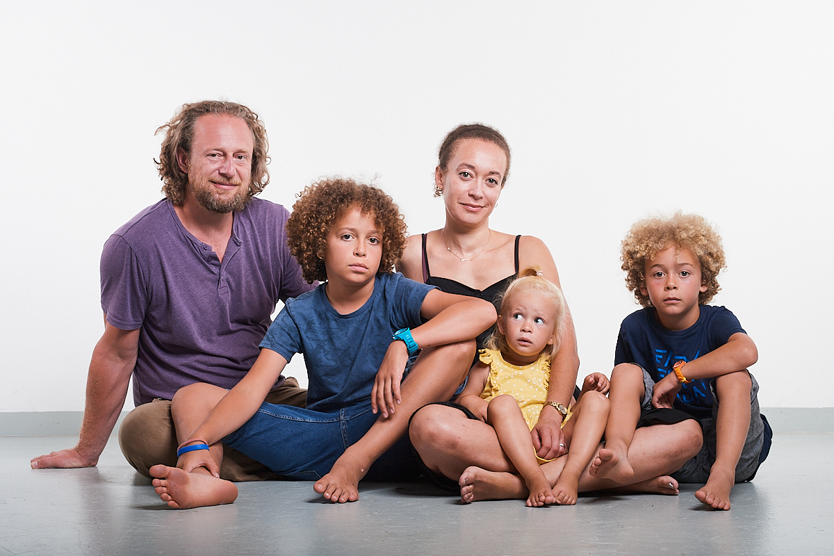 Familienfoto im Fotostudio in Salzburg. Fotograf Andreas Brandl