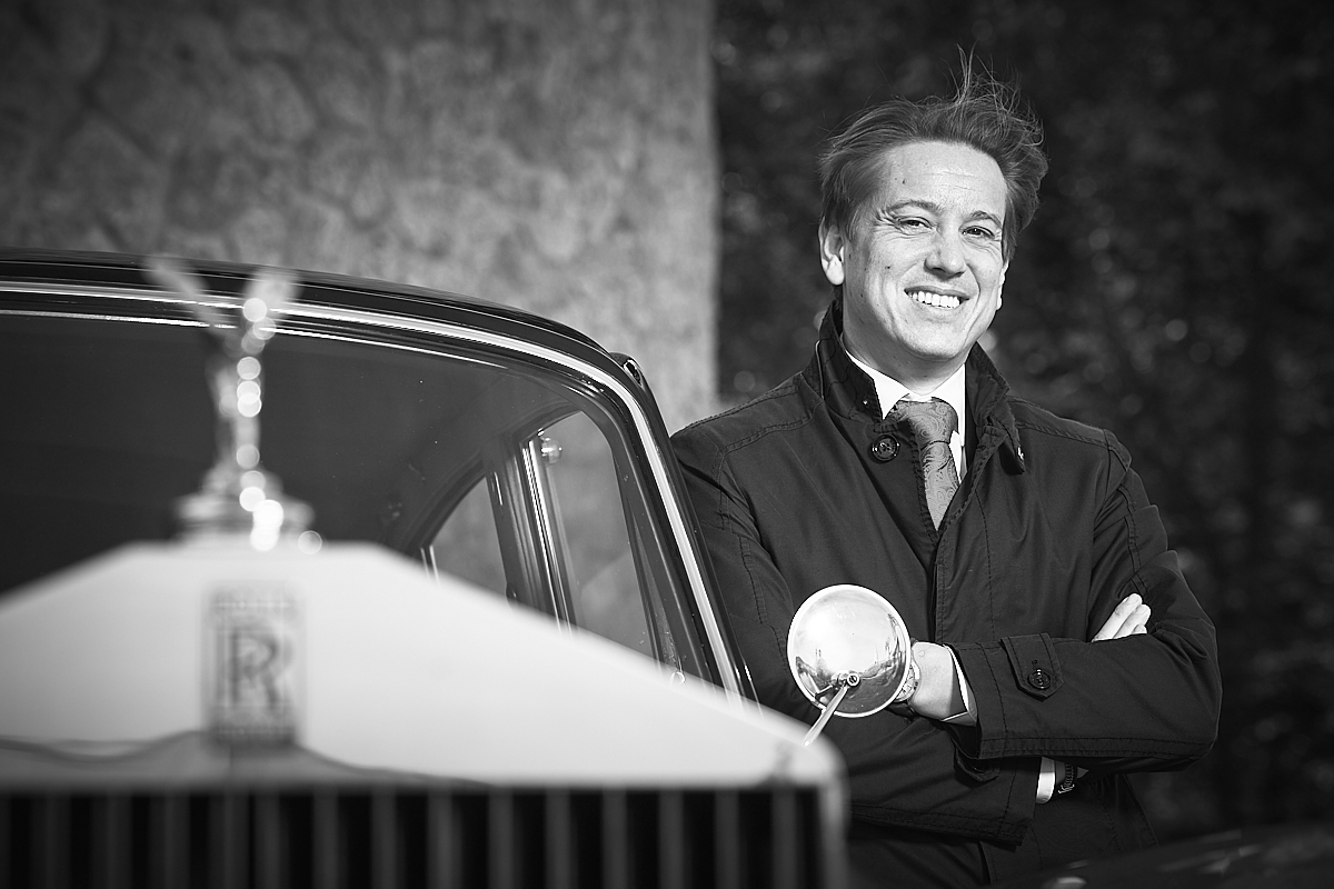 Porträt von Christian, dem Chaffeur des Rolls Royce Silvercloud von HWK Limousinenservice in Salzburg. Perfekt für eine Hochzeit.