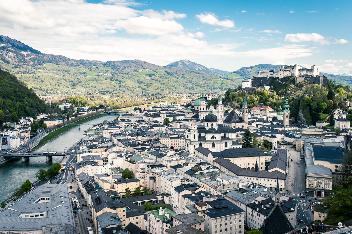 Die Altstadt von Salzburg mit Blick auf die Festung aus einem ungewöhnlichen Standpunkt vom Wasserturm beim Museum der Moderne.