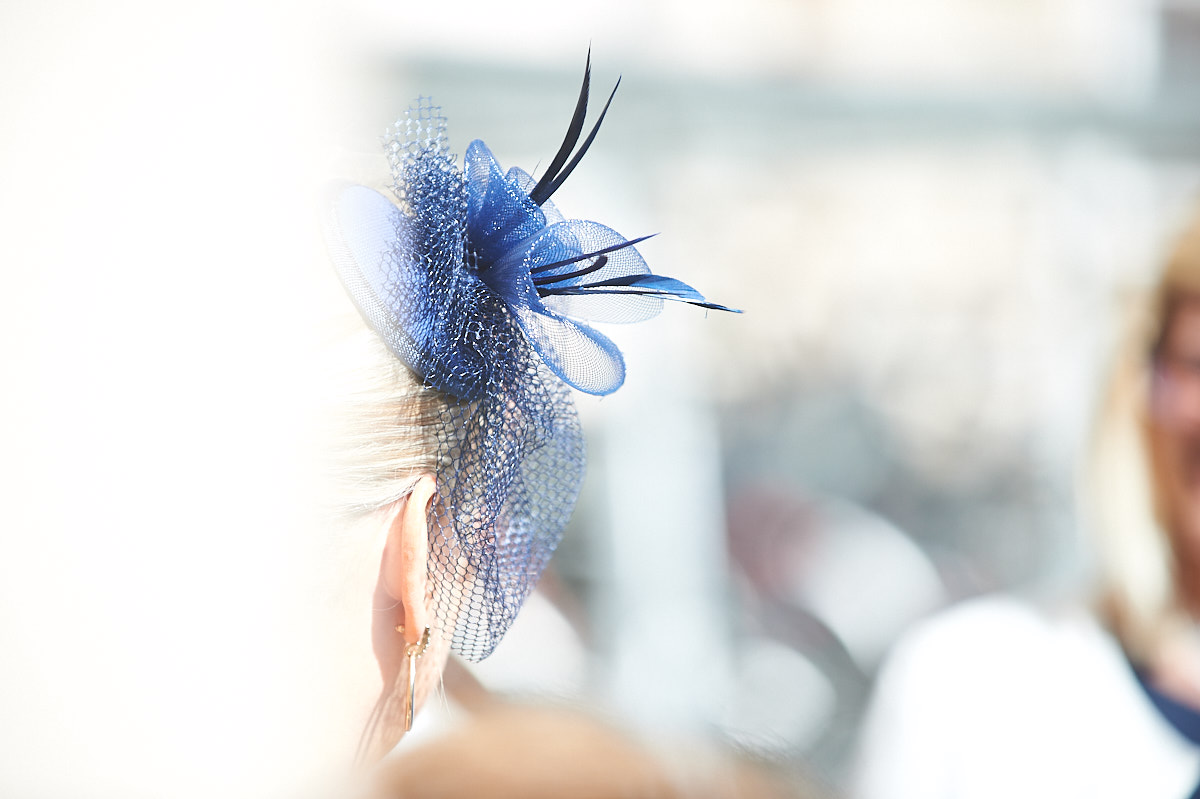 Der große Tag, die Hochzeit und eine blaue Blume im Haar. Ein Haargesteck am Kopf im Standesamt, Schloss Mirabell, Salzburg. Bild von Hochzeitsfotograf Andreas Brandl