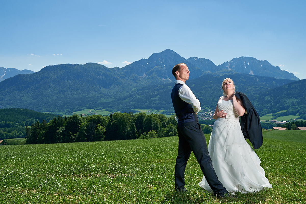 Hochzeit von Sandra Seifert und Steve Auch im Standesamt Anger. Fotoshooting beim Kloster Höglwörth und am Weg zur und auf der Strobl Alm. Feier im Altwirt in Piding.