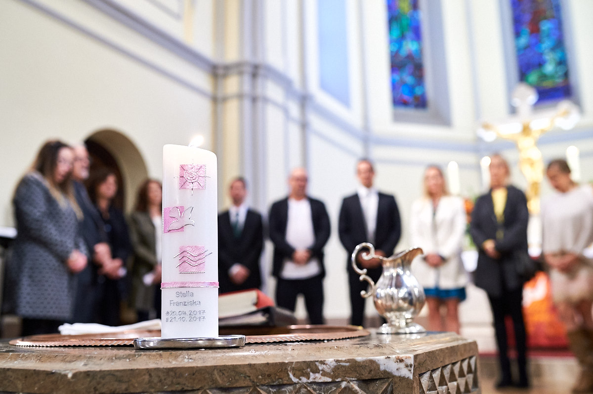 Die Taufe von Stella in der Christuskirche. Fotograf Andreas Brandl. Fotostudio Flausen, Salzburg.